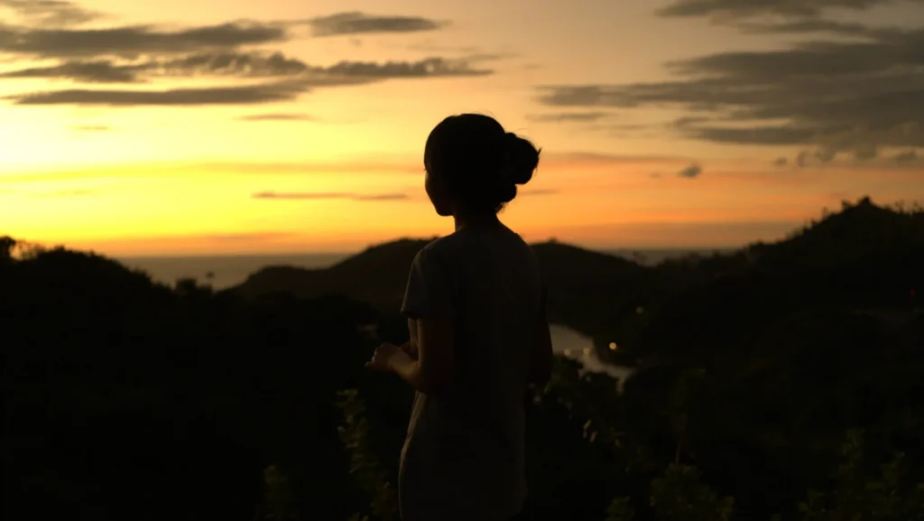 Momen Golden Hour di Bukit Sylvia Labuan Bajo | Spot Instagramable di Labuan Bajo | Labuan Bajo Productions