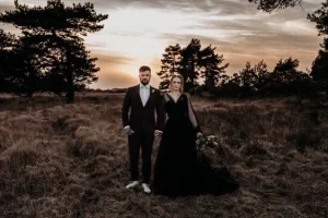 Prewedding tema hitam Outdoor