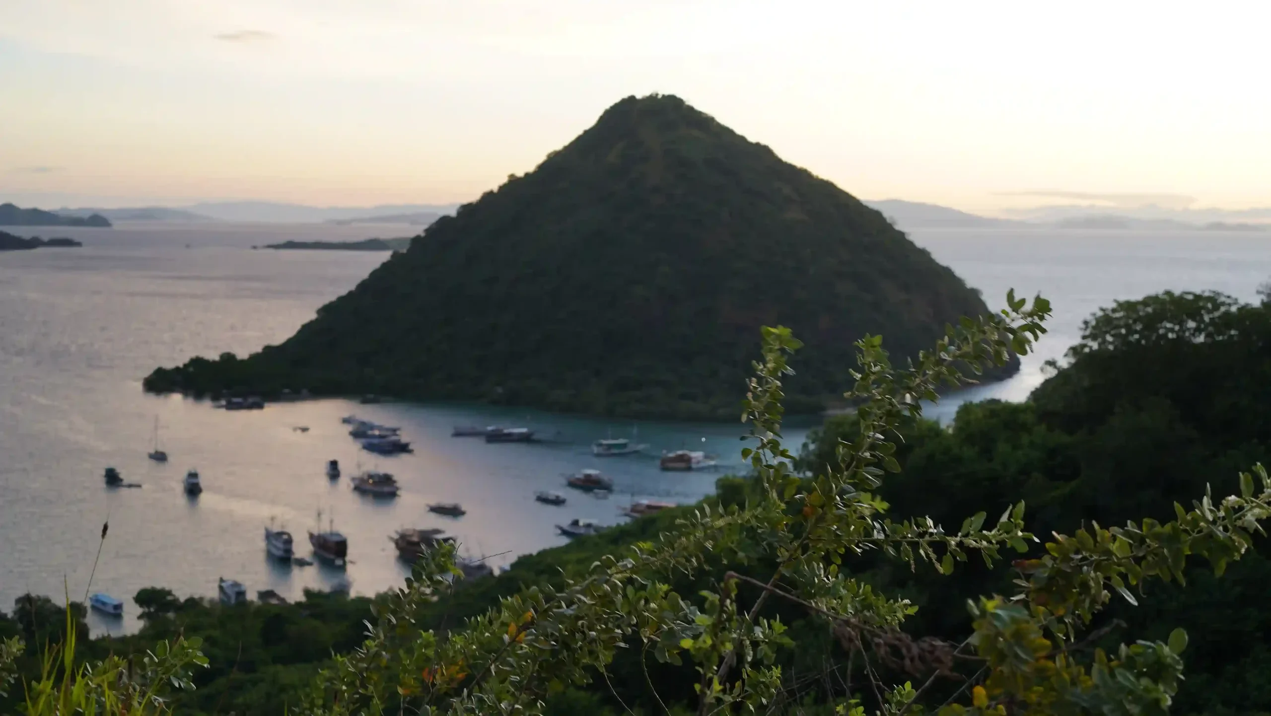 Bukit Sylvia Labuan Bajo | Paket Dokumentasi Trip Labuan Bajo | Labuan Bajo Productions