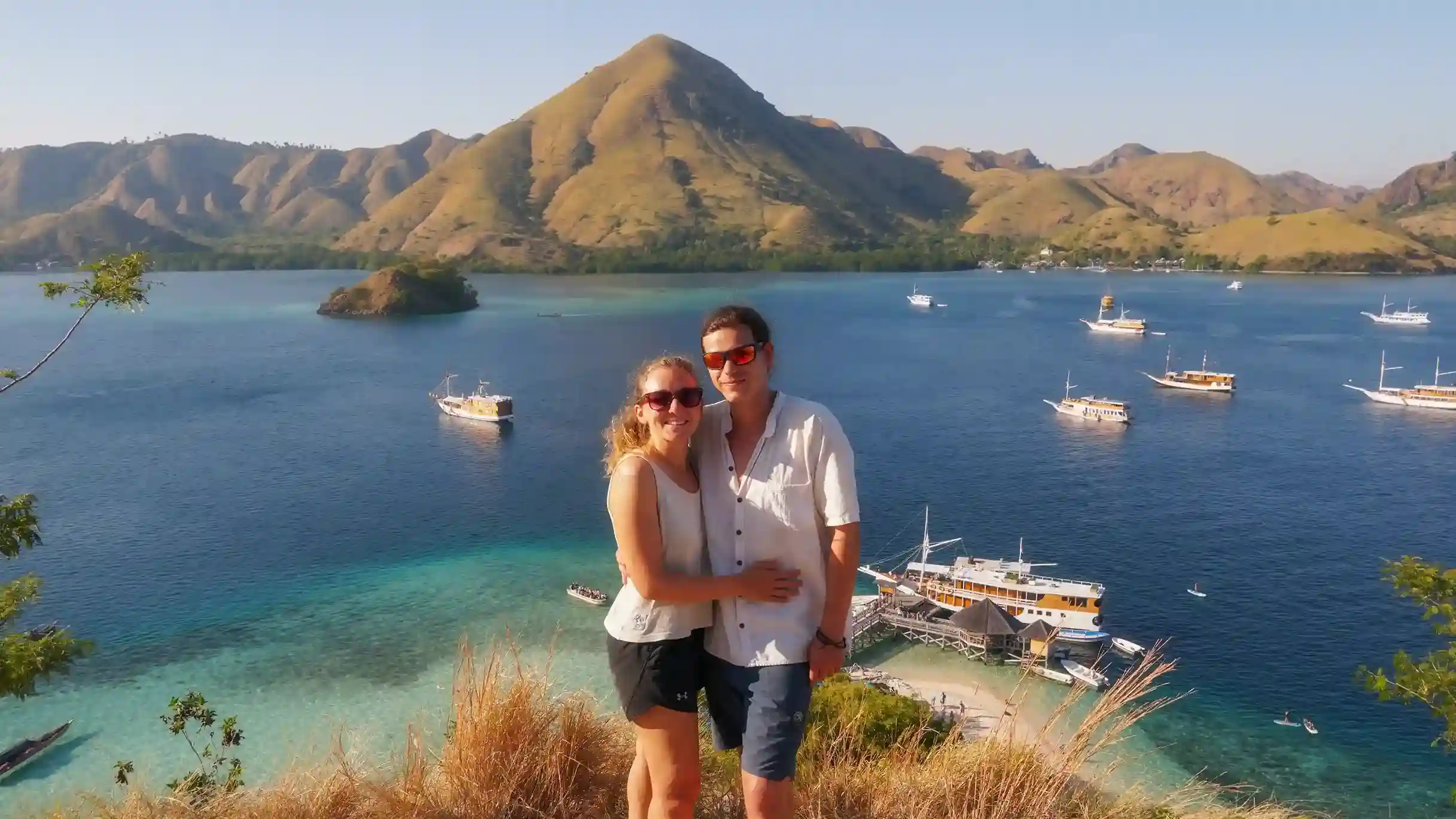 Turis Menggunakan Jasa Fotografer di Pulau Kelor Labuan Bajo | Labuan Bajo Productions