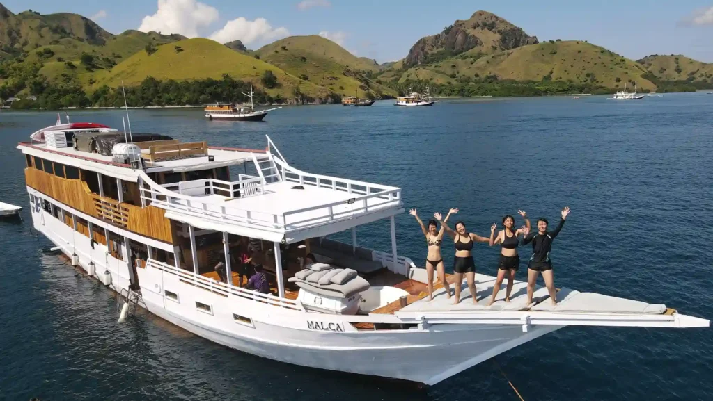 Fotografer di Kapal Phinisi Labuan Bajo | Labuan Bajo Productions