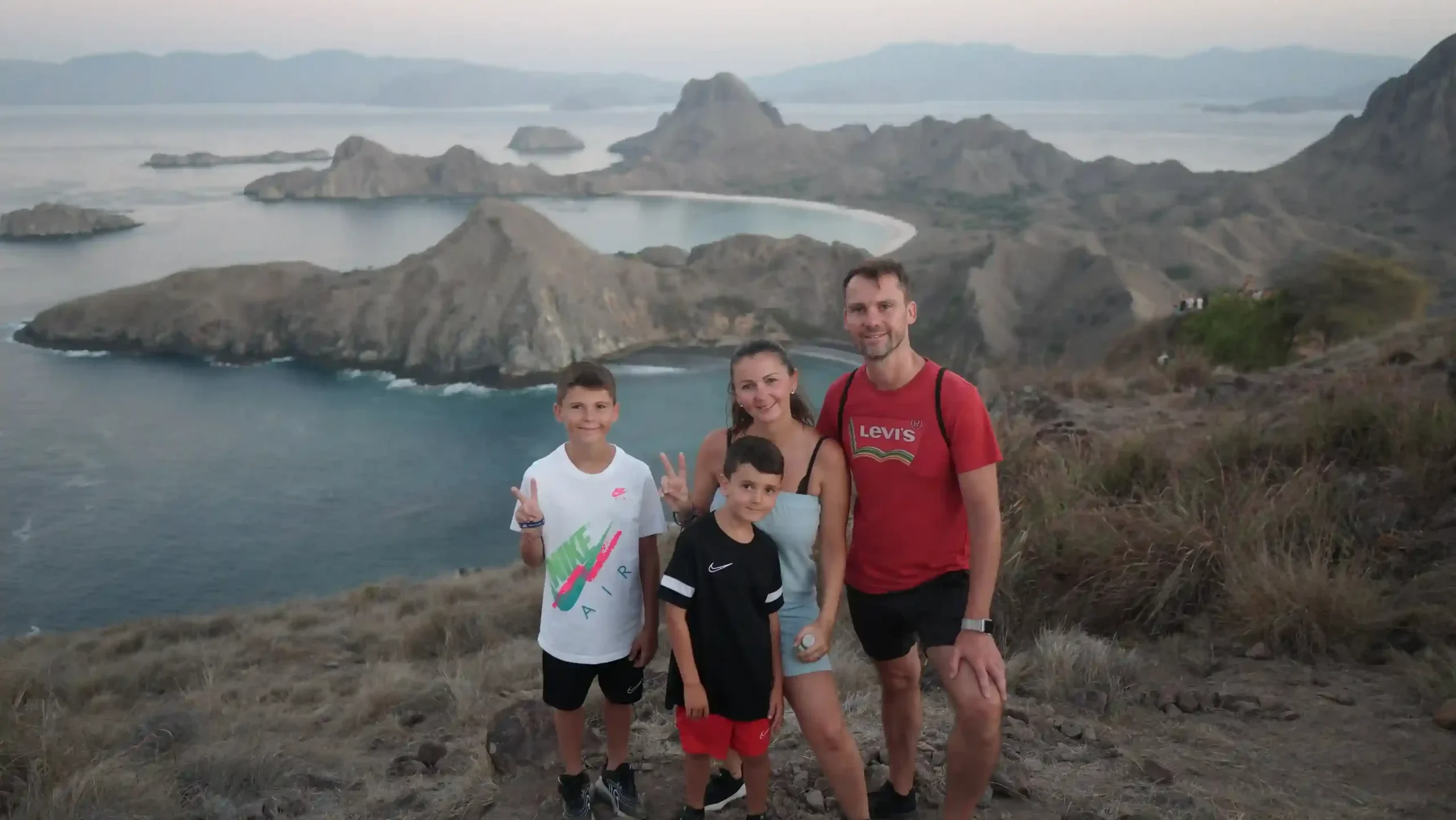 Fotografer Outdoor di Labuan Bajo | Labuan Bajo Productions