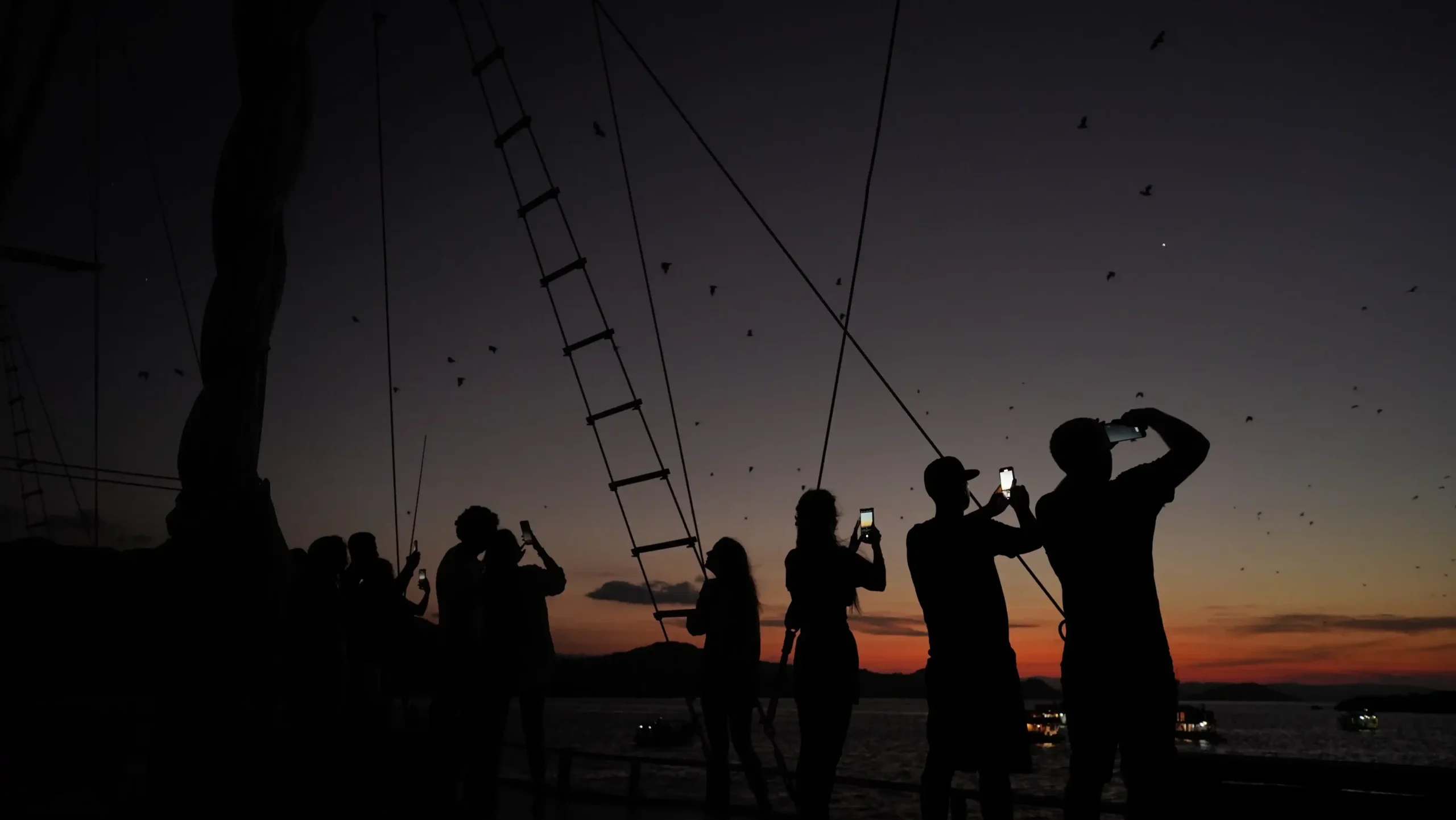 Fotografer di Kapal Phinisi Labuan Bajo | Labuan Bajo Productions