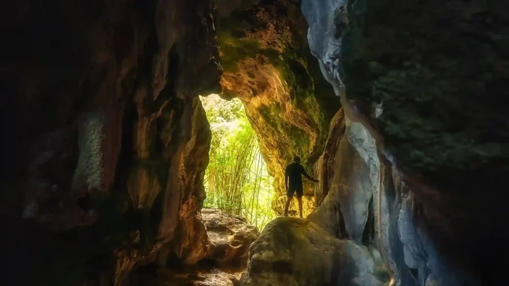 Fotografer di Goa Batu Cermin Labuan Bajo | Labuan Bajo Productions