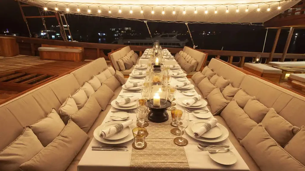 Dining Area di Kapal Phinisi Prana | Paket Dokumentasi Trip Labuan Bajo | Labuan Bajo Productions