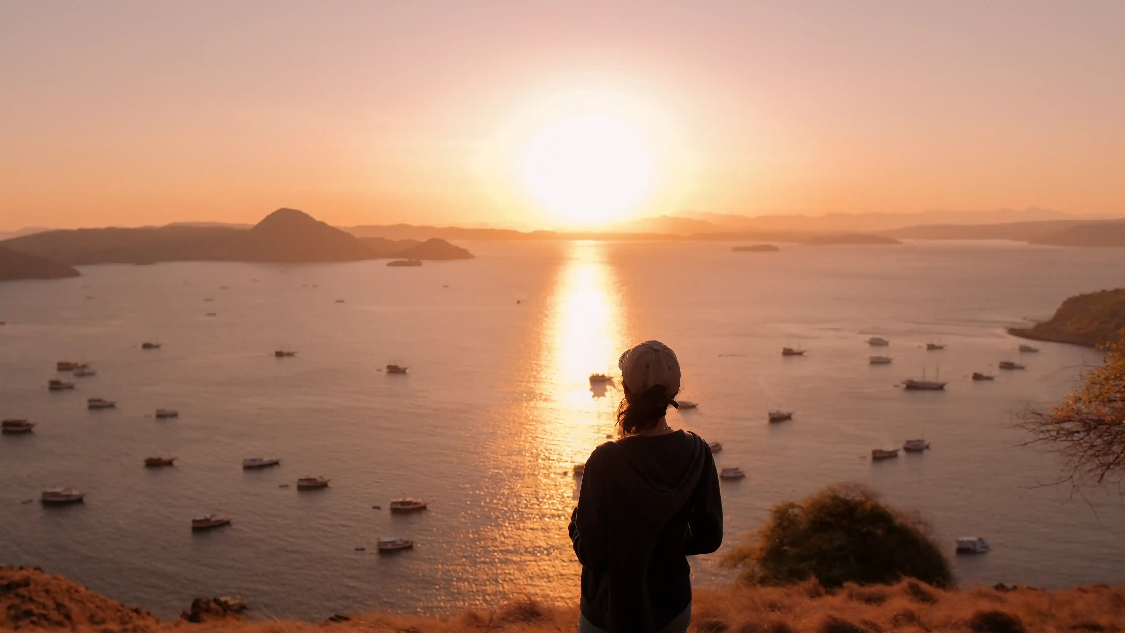 Ide Pose Foto di Gunung dan Bukit Labuan Bajo | Paket Dokumentasi Trip Labuan Bajo | Labuan Bajo Productions