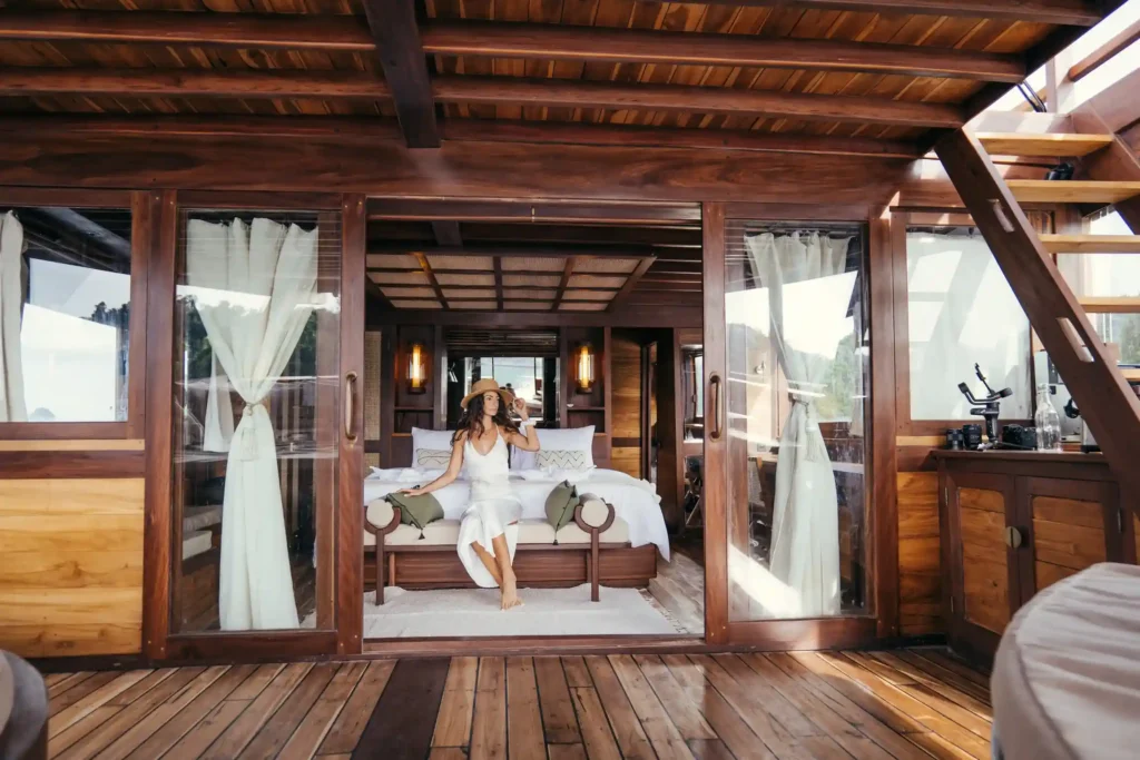 Outfit Foto di Kapal Phinisi | Paket Dokumentasi Trip Labuan Bajo | Labuan Bajo Productions