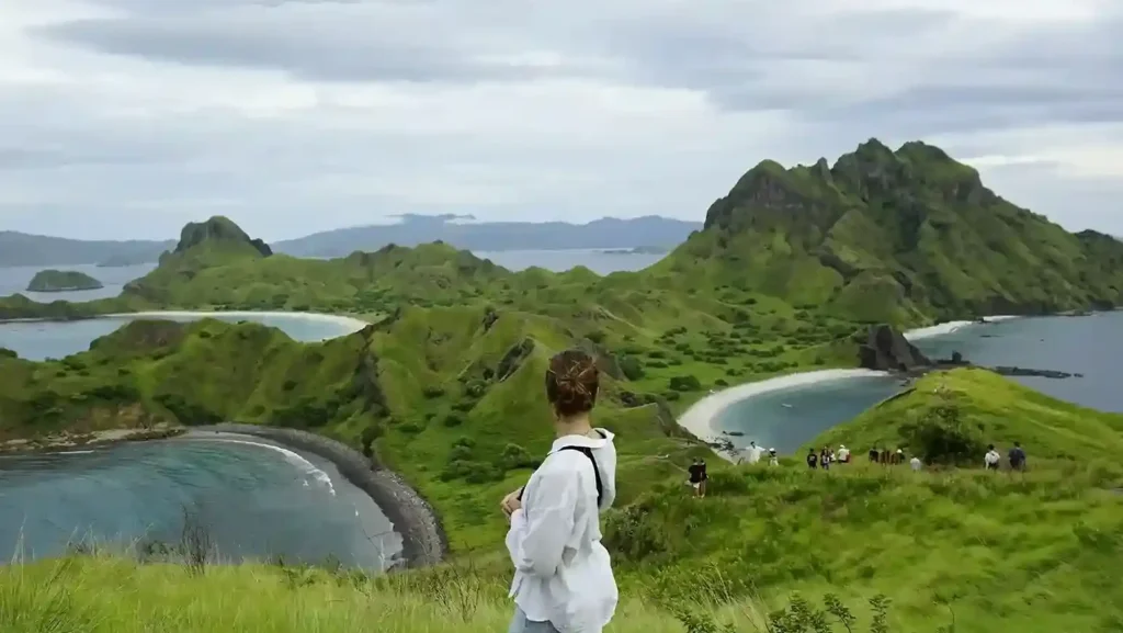 Outfit Foto di Padar Island | Paket Dokumentasi Trip Labuan Bajo | Labuan Bajo Productions