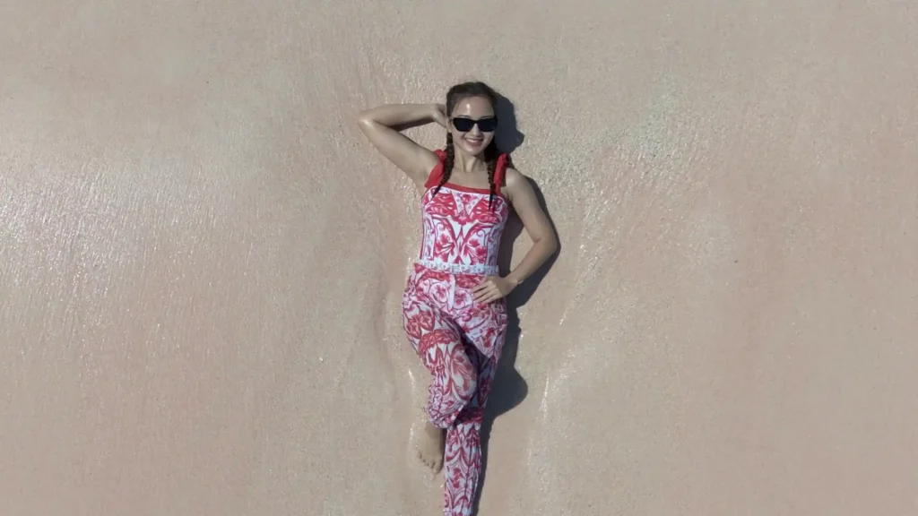 Outfit Foto di Pink Beach Labuan Bajo | Paket Dokumentasi Trip Labuan Bajo | Labuan Bajo Productions