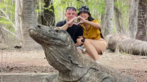 7 Tips Foto Bersama Komodo yang Aman: Simak Info dan Rekomendasi Terbaik Di Sini!