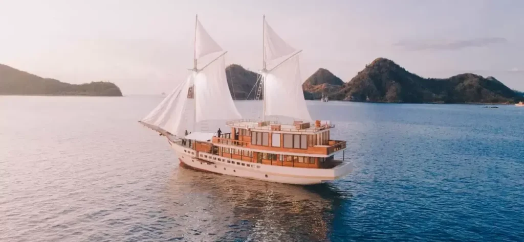Phinisi-Elbark-Cruise-Background