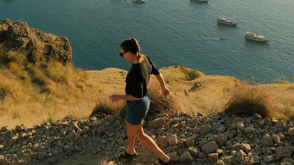 Ide Pose Foto Saat Trekking di Pulau Padar Labuan Bajo | Paket Dokumentasi Trip Labuan Bajo | Labuan Bajo Productions