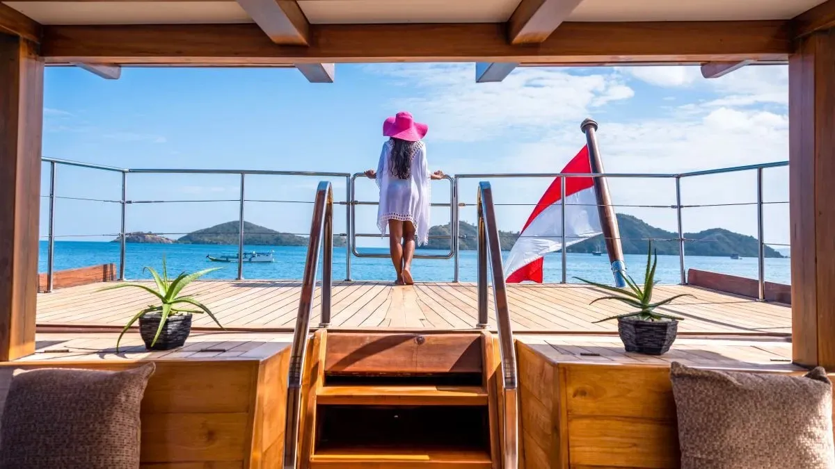 7 Ide Pose Estetik di Atas Kapal Phinisi: Instagramable, Wajib Diabadikan!
