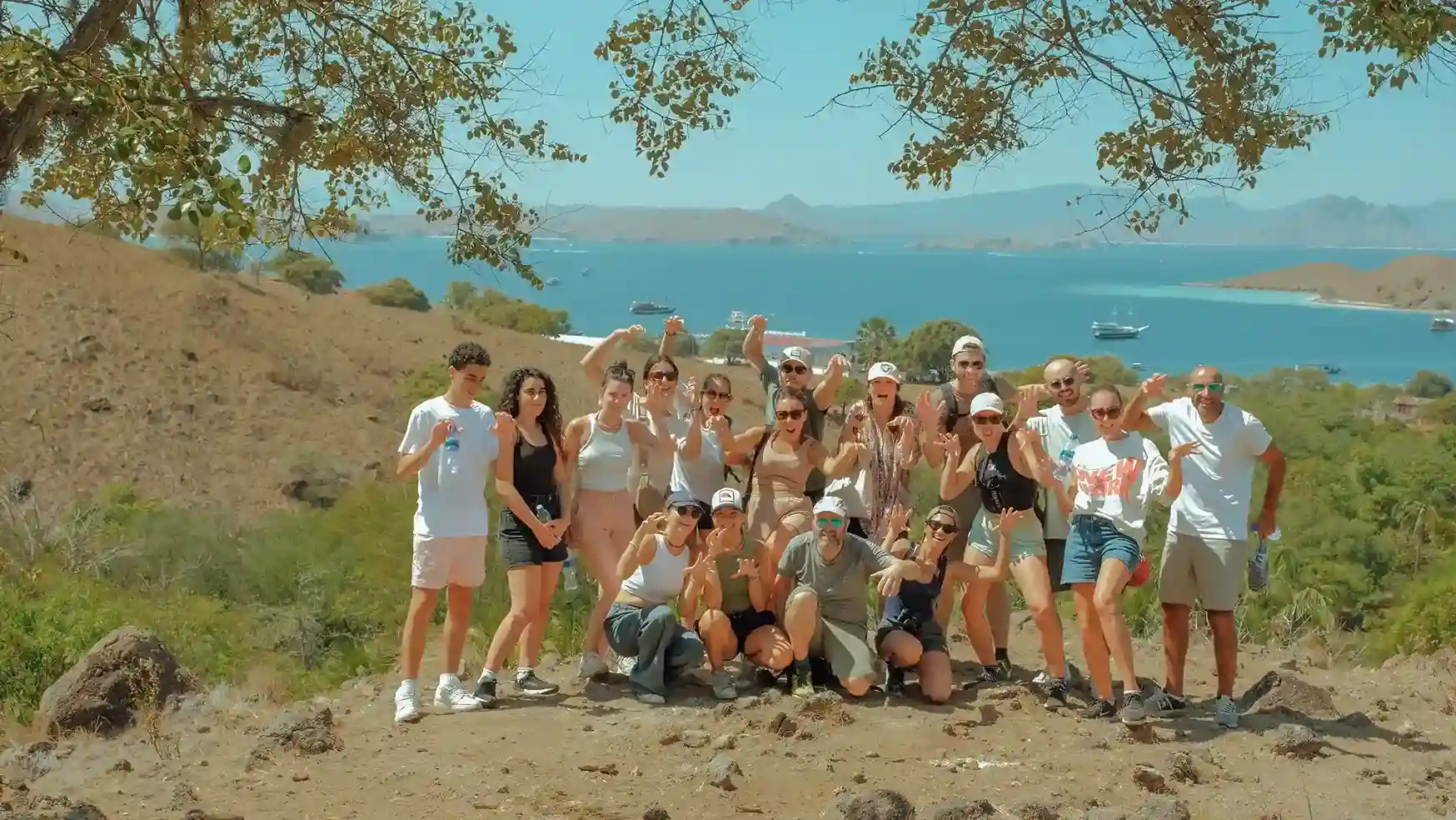 Ide Foto Grup di Labuan Bajo | Paket Dokumentasi Trip Labuan Bajo | Labuan Bajo Productions