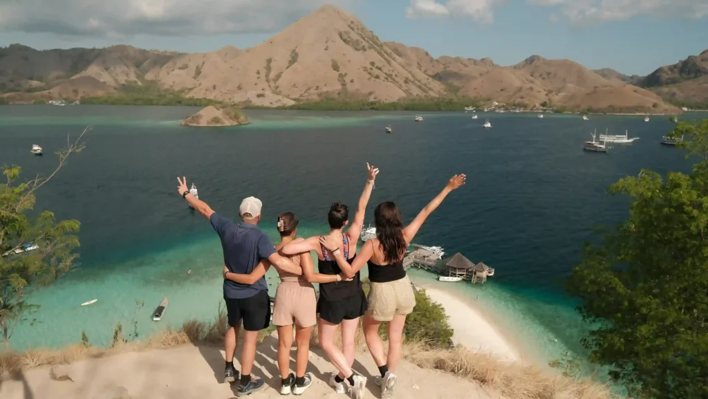Ide Foto Grup di Pulau Kelor | Paket Dokumentasi Trip Labuan Bajo | Labuan Bajo Productions